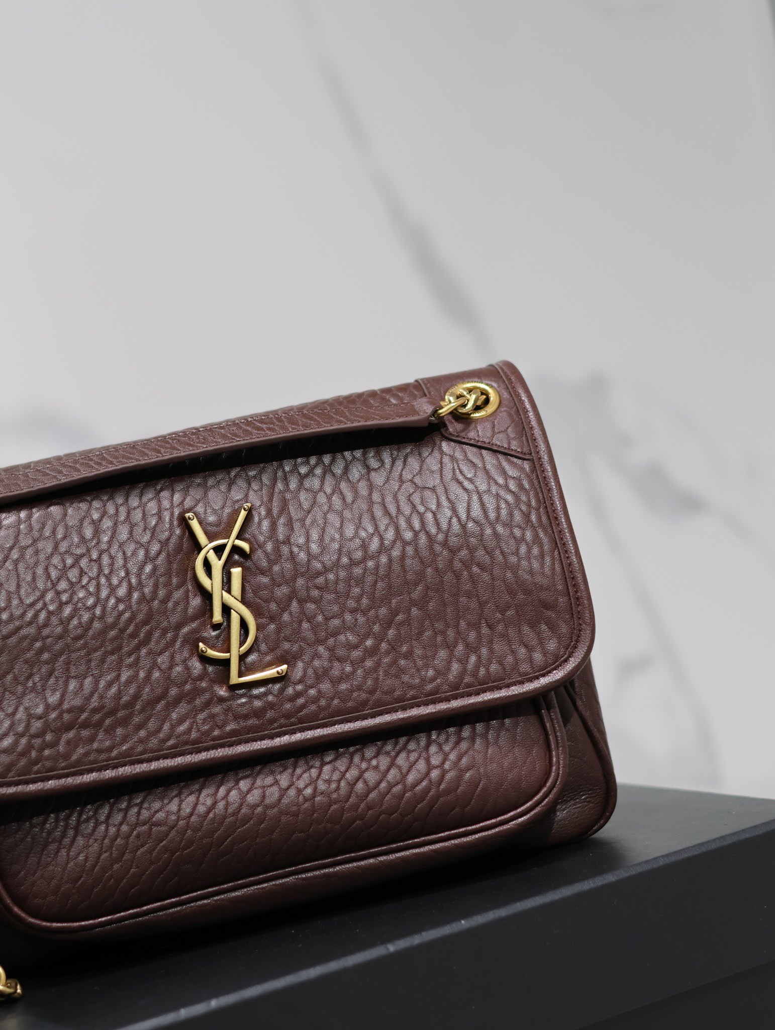 Saint Laurent Ysl niki_28cm brown elephant pattern with gold buckle. The new messenger bag is not too cool. The shape of the bag is good-looking