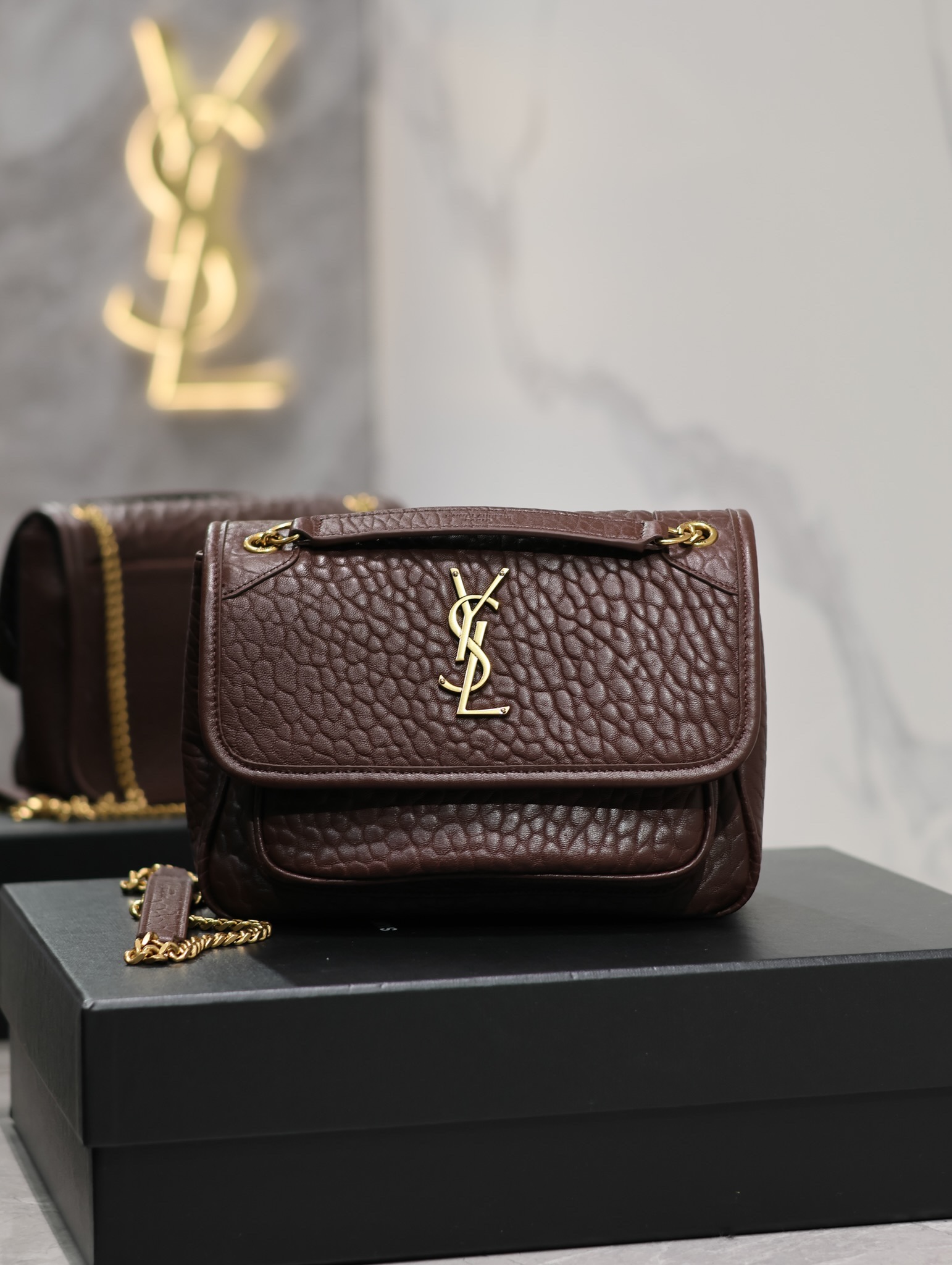Saint Laurent Ysl niki_22cm brown elephant pattern with gold buckle. Its not too cool at all. The shape of the bag is good-looking and has no fla