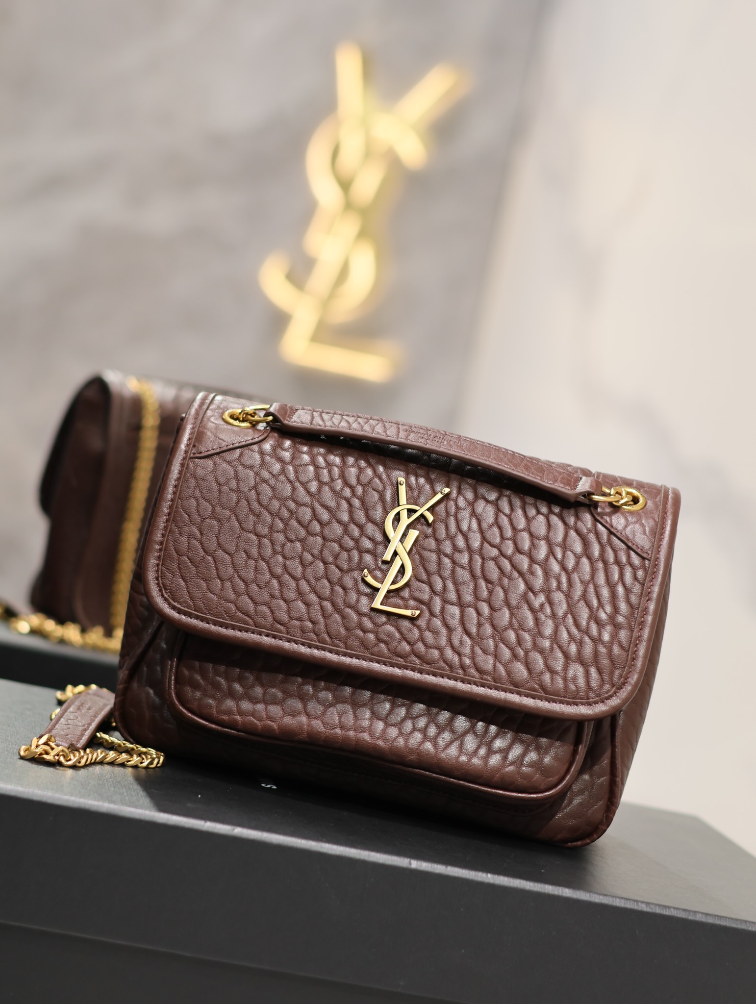 Saint Laurent Ysl niki_22cm brown elephant pattern with gold buckle. Its not too cool at all. The shape of the bag is good-looking and has no fla