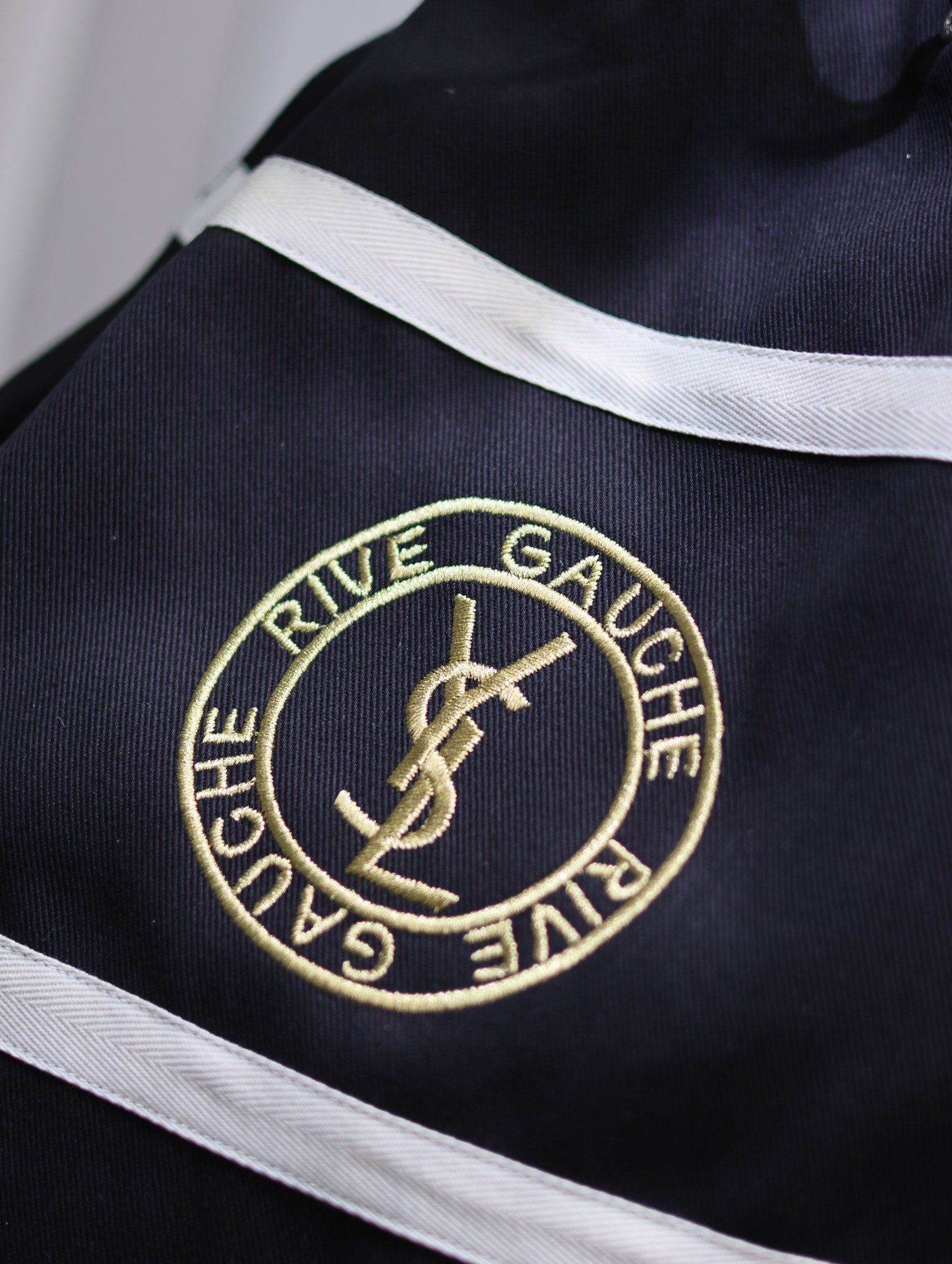RIVEGAUCHE王炸单肩包来袭不得不说背包始终是包包世界不可或缺的一员厚制帆布徽章款设计搭配logo