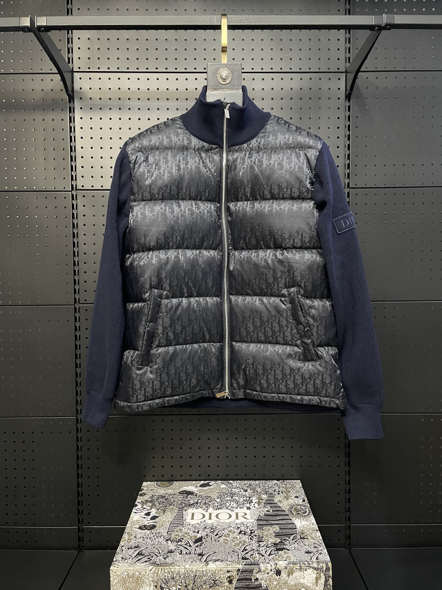 💰325 
Dior CD家2024新款迪奥老花针织羽绒服
我们很慢五金来自选用台湾引进的五金拉链和电镀工艺，您可以拿我的拉链和别的拉链对比一些，拉链你听声音，紧实-顺-滑-润，第二我们的扣子都是朝一个方向，扣子采用最新科技工艺的TPU胶圈，复位相比普通金属更灵敏，张紧器阻尼每个手感精度把握更高，更耐磨，更持久。第三注意了羊毛产品必定起球，只是时间和使用场所不同出现的概率有所差异
第四羊毛产品不穿的时候请放樟脑丸。面料还是这个工艺选用日本三菱纺织提花工艺每平方厘米高达15万针的高密度，之后由日本小松精炼株式会社纯净水，非循环段式浸染，保证到您身上每尺布都能色彩鲜艳
款号：A72#
颜色：黑色  藏青色  
尺码：46 48 50 52 54