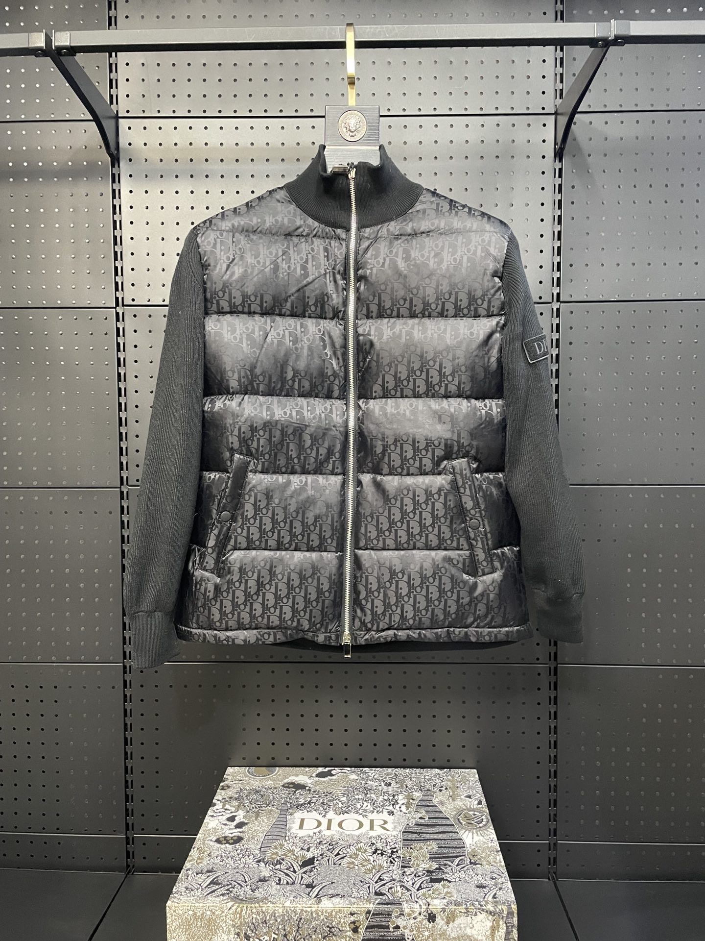 💰325 
Dior CD家2024新款迪奥老花针织羽绒服
我们很慢五金来自选用台湾引进的五金拉链和电镀工艺，您可以拿我的拉链和别的拉链对比一些，拉链你听声音，紧实-顺-滑-润，第二我们的扣子都是朝一个方向，扣子采用最新科技工艺的TPU胶圈，复位相比普通金属更灵敏，张紧器阻尼每个手感精度把握更高，更耐磨，更持久。第三注意了羊毛产品必定起球，只是时间和使用场所不同出现的概率有所差异
第四羊毛产品不穿的时候请放樟脑丸。面料还是这个工艺选用日本三菱纺织提花工艺每平方厘米高达15万针的高密度，之后由日本小松精炼株式会社纯净水，非循环段式浸染，保证到您身上每尺布都能色彩鲜艳
款号：A72#
颜色：黑色  藏青色  
尺码：46 48 50 52 54