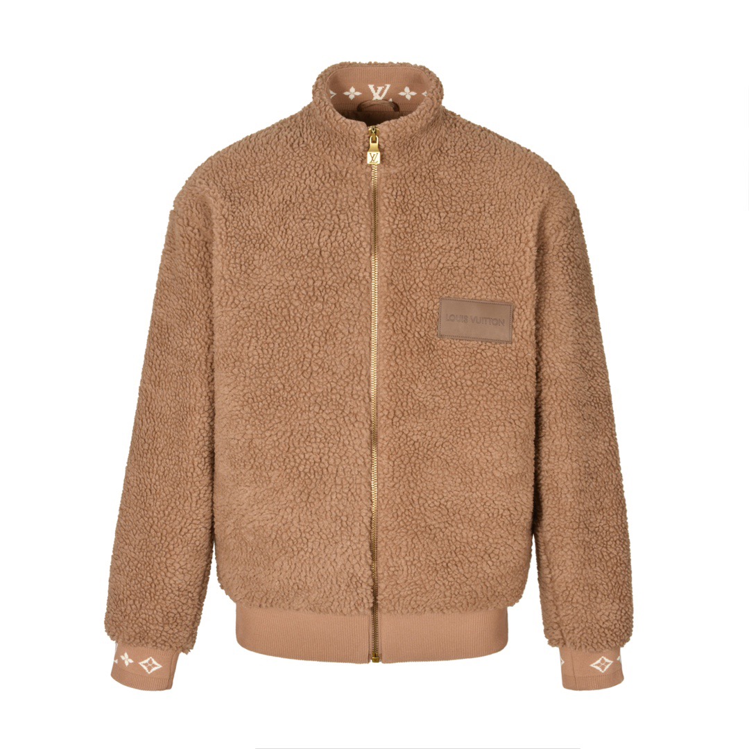 Lv 24FW 皮牌泰迪外套(卡其色) 原16,700购入,面料采用53%聚酯纤维47%丙烯酸酯羊羔毛混纺材料,底部除尘去毛涂层不起球,面部剪毛使面部毛长一致,成品手感细腻膨松立体感强保暖舒适.胸口开模压纹小牛皮皮牌,袖口、内领定织提花图案羊毛螺纹,内里采用全篇幅老花图案真丝内衬.先做缝盘机缝好肩袖等部位,再由平车拉链,门襟拉链五金定制对版黄铜4号拉链配套刻图拉片,三标辅料配套齐全,品质细节体现. 款号:A119#