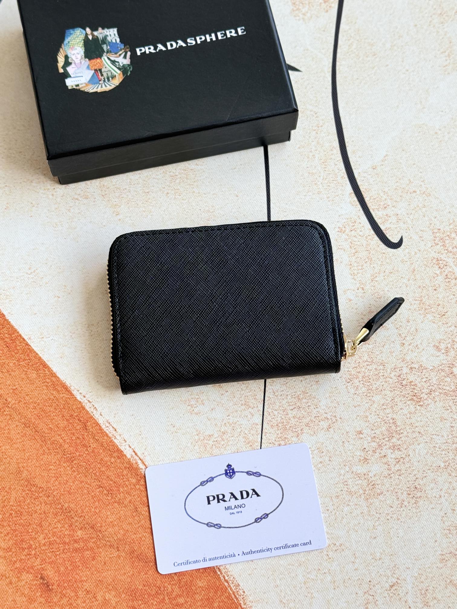 PRADA真皮カカードケース - 高品質な十字纹牛皮使用