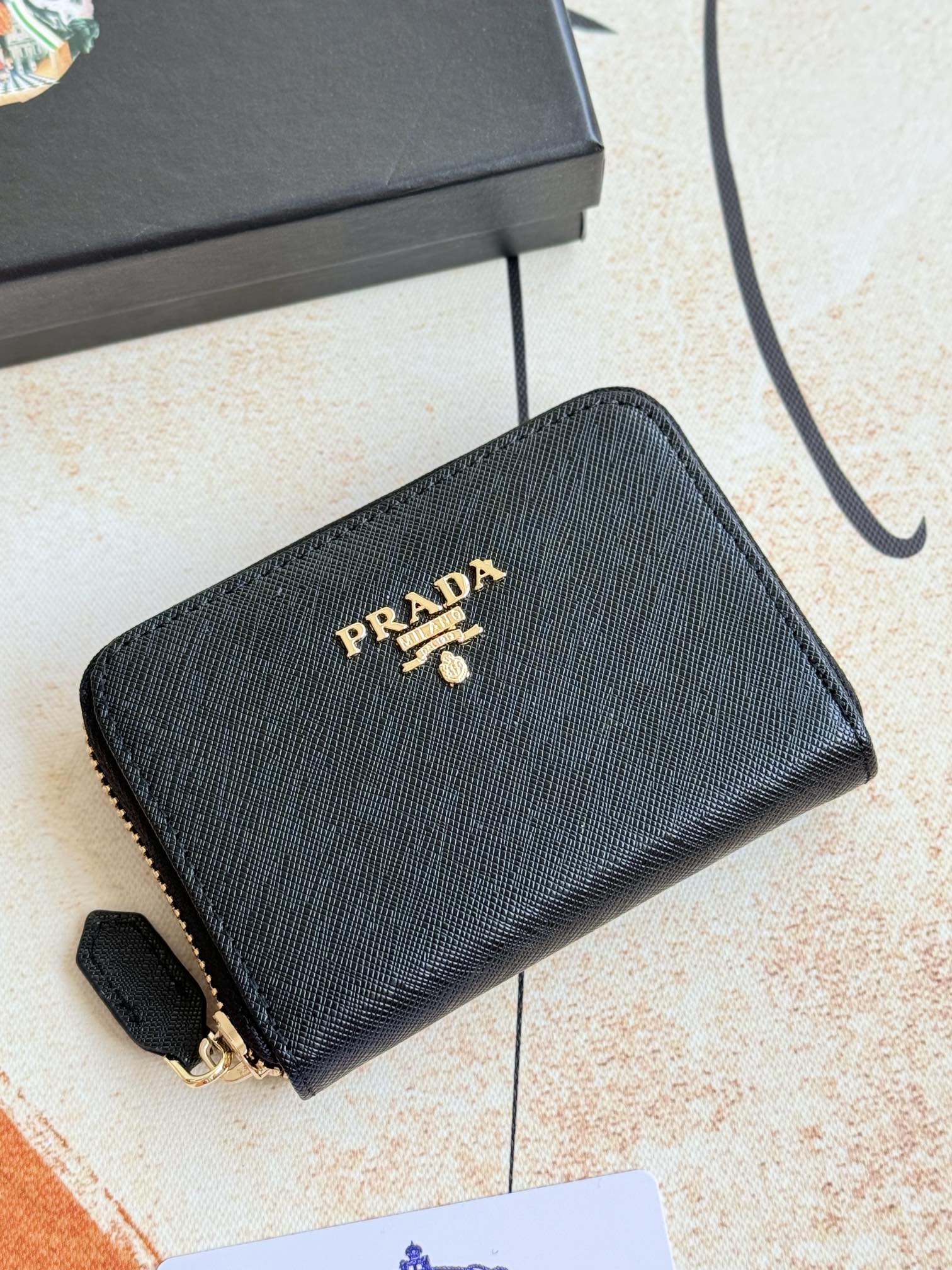 PRADA真皮カカードケース - 高品質な十字纹牛皮使用