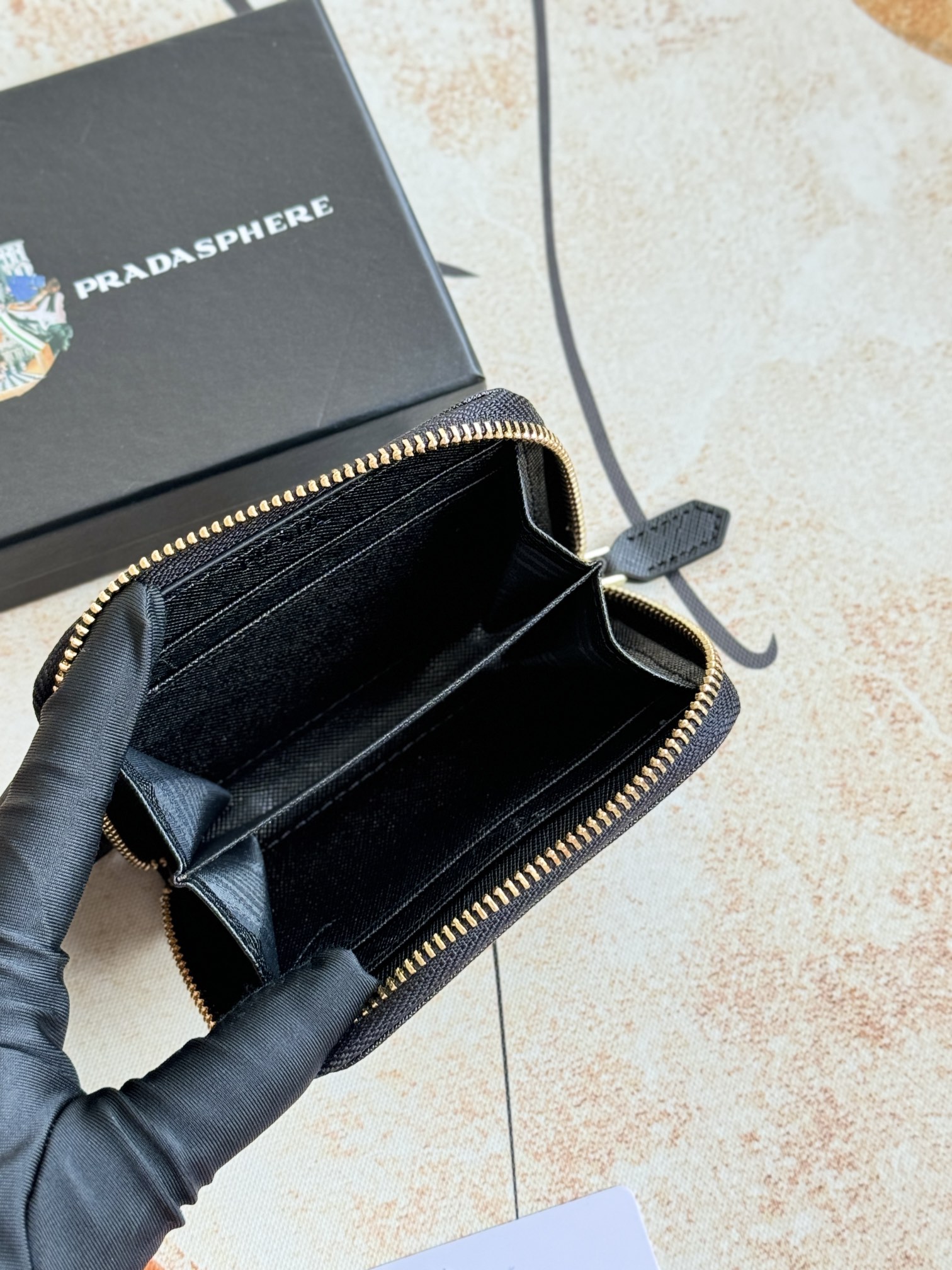 PRADA真皮カカードケース - 高品質な十字纹牛皮使用