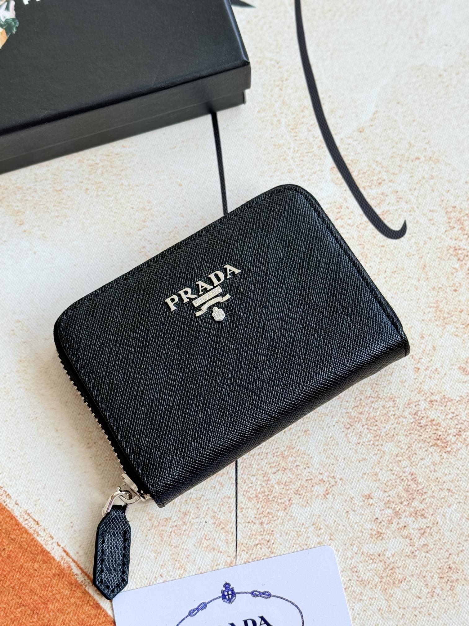 PRADA真皮カードケース ブラック 十字纹牛皮仕様