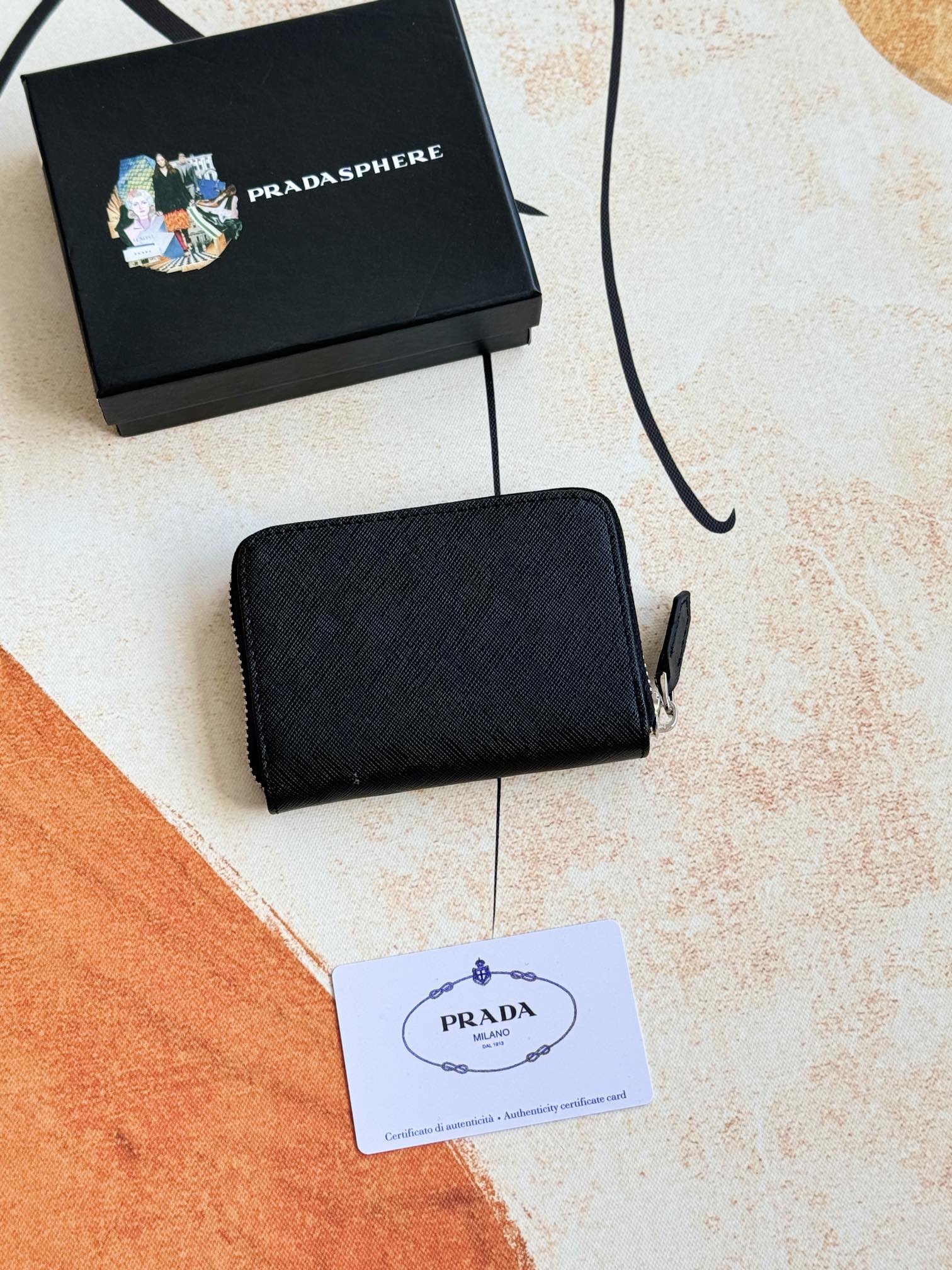 PRADA真皮カードケース ブラック 十字纹牛皮仕様