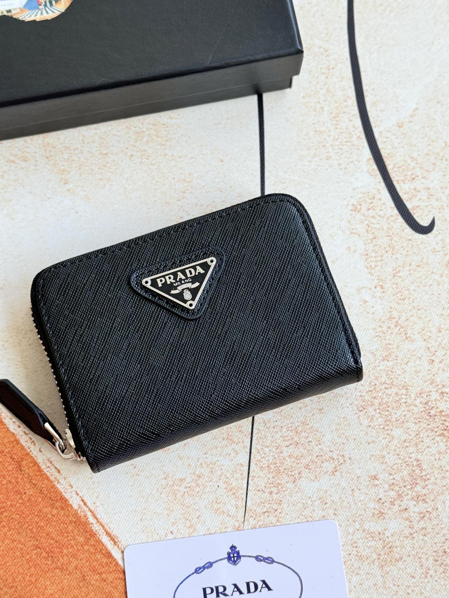 PRADA真皮カードケース ブラック 十字纹牛皮仕様