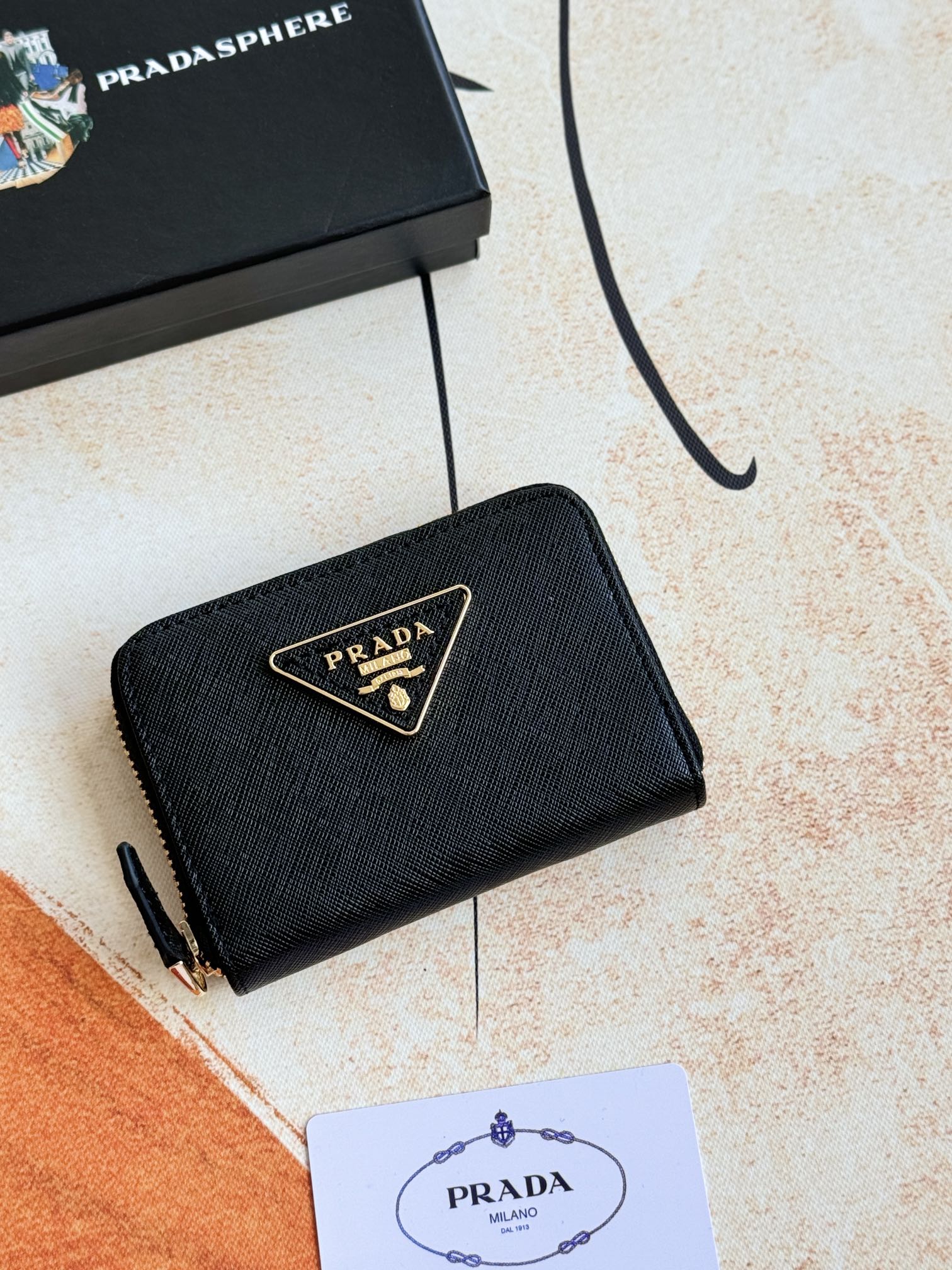 PRADA 真皮カードケース ブラック 十字纹牛皮仕様