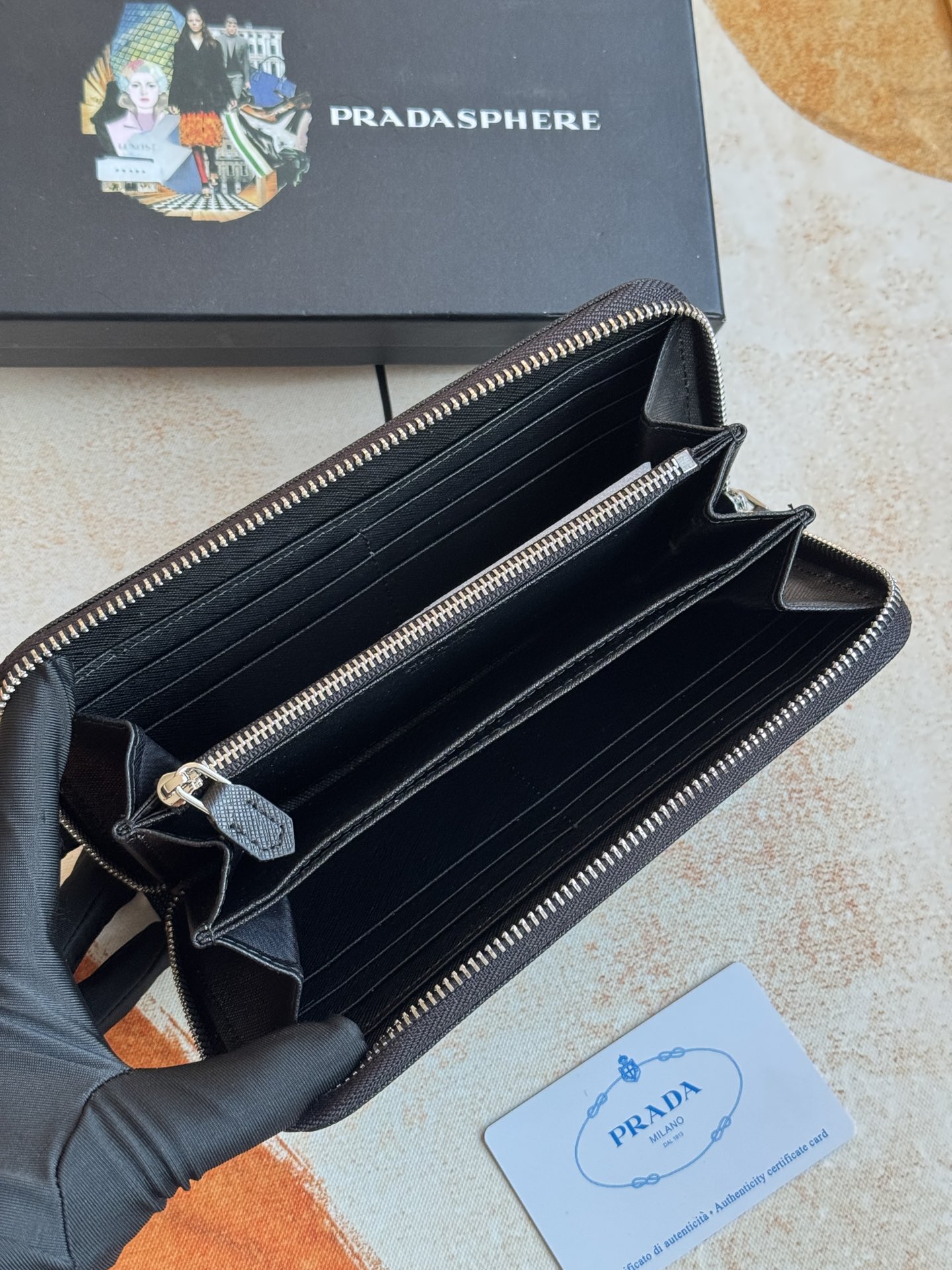 ZPクラシック小型単拉链財布 - イタリア製の高品質牛皮使用