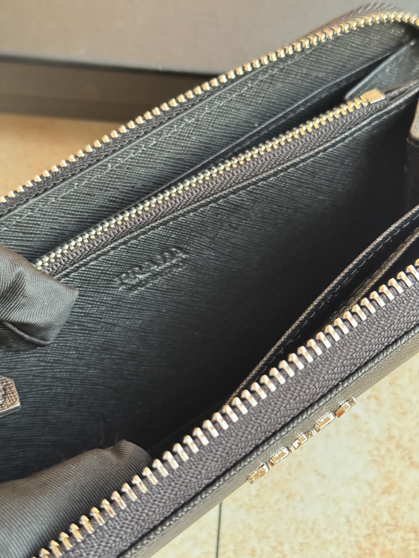 ZPクラシック小型単拉链財布 - イタリア製の高品質牛皮使用