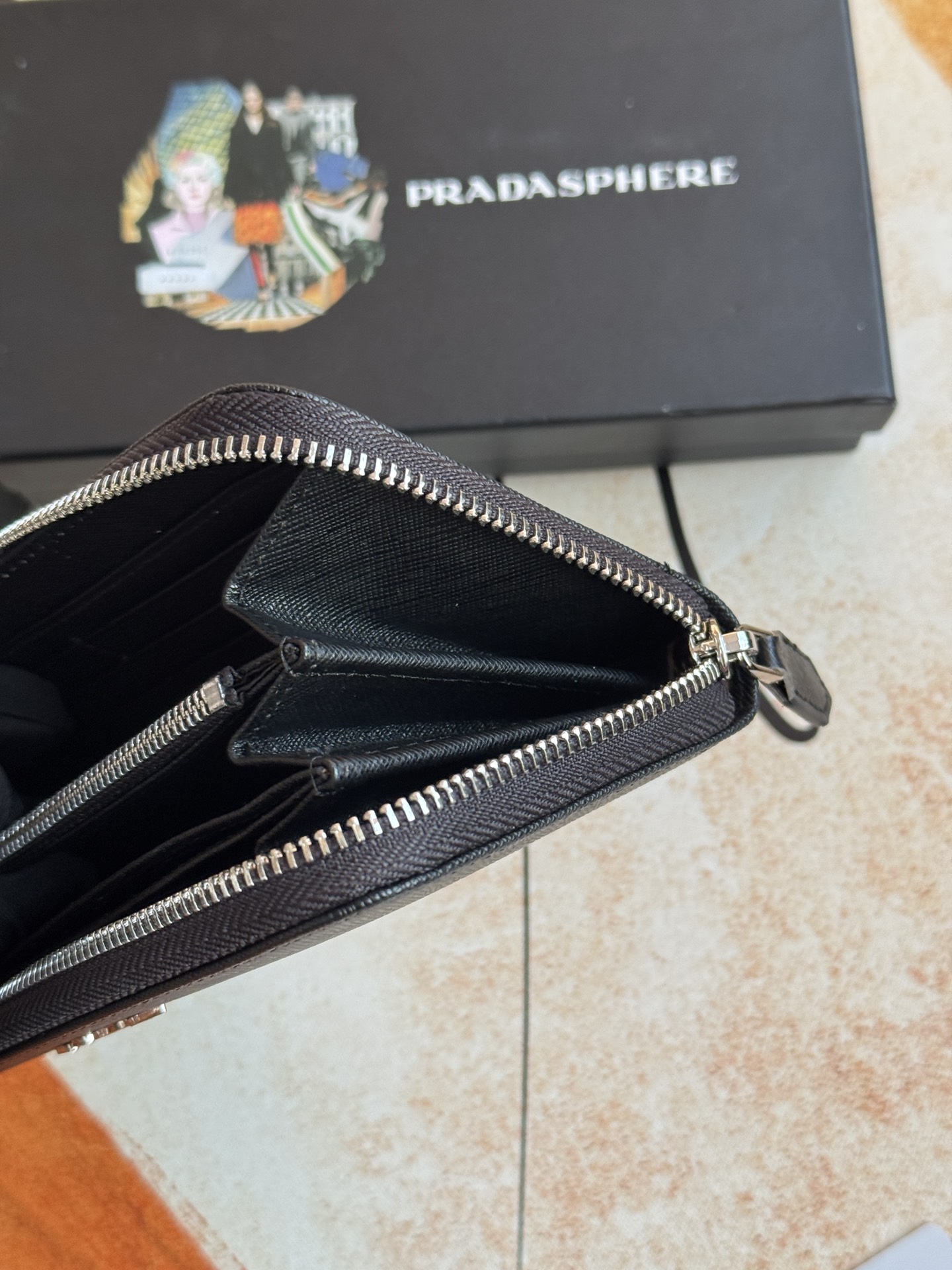 ZPクラシック小型単拉链財布 - イタリア製の高品質牛皮使用