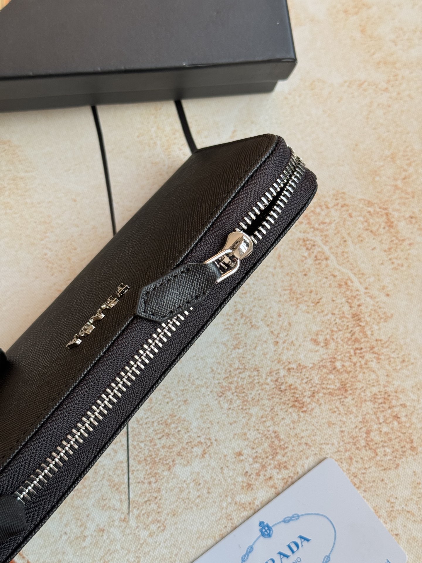 ZPクラシック小型単拉链財布 - イタリア製の高品質牛皮使用