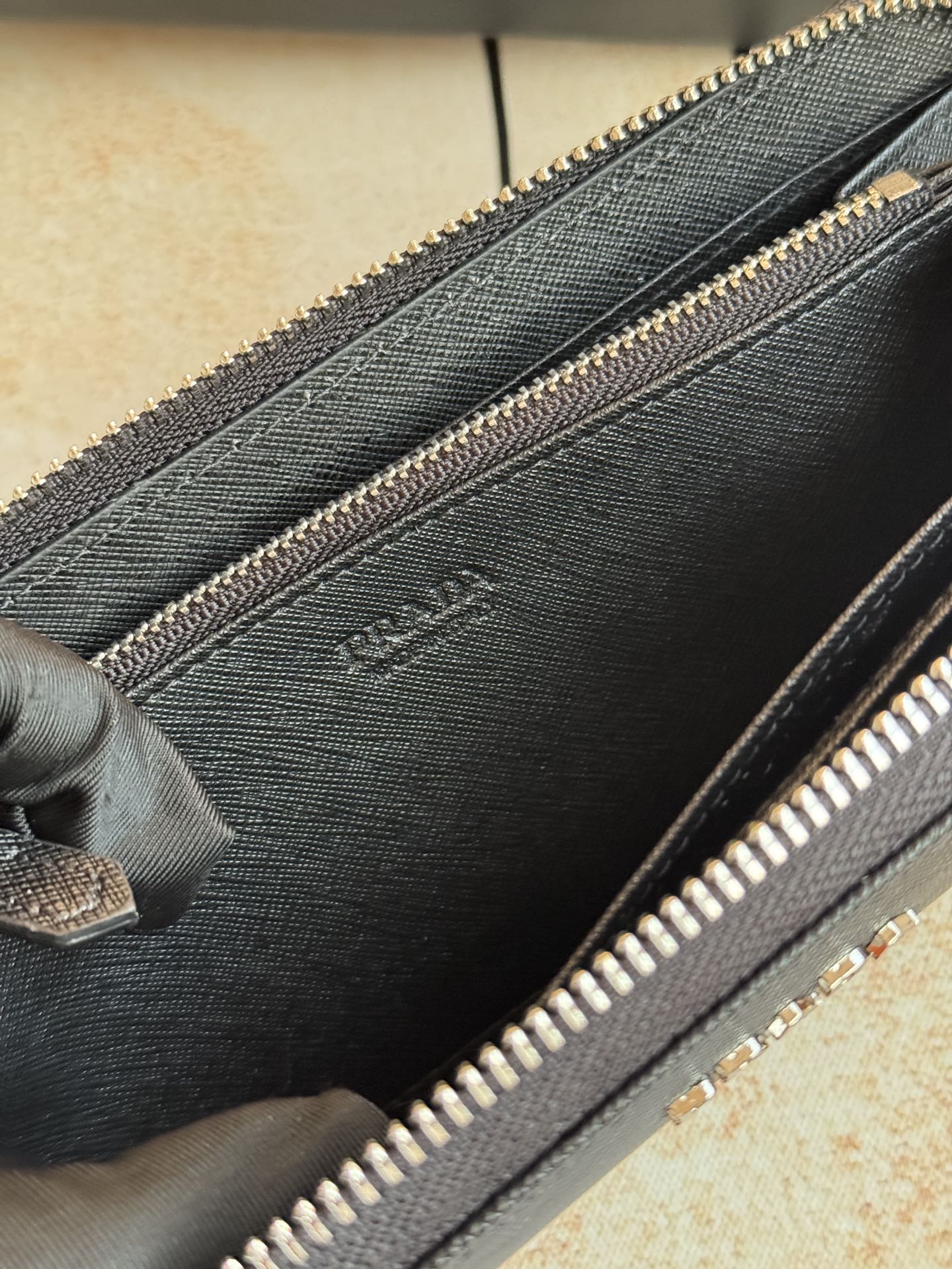 ZPクラシック小型単拉链財布 - イタリア製の高品質牛皮使用