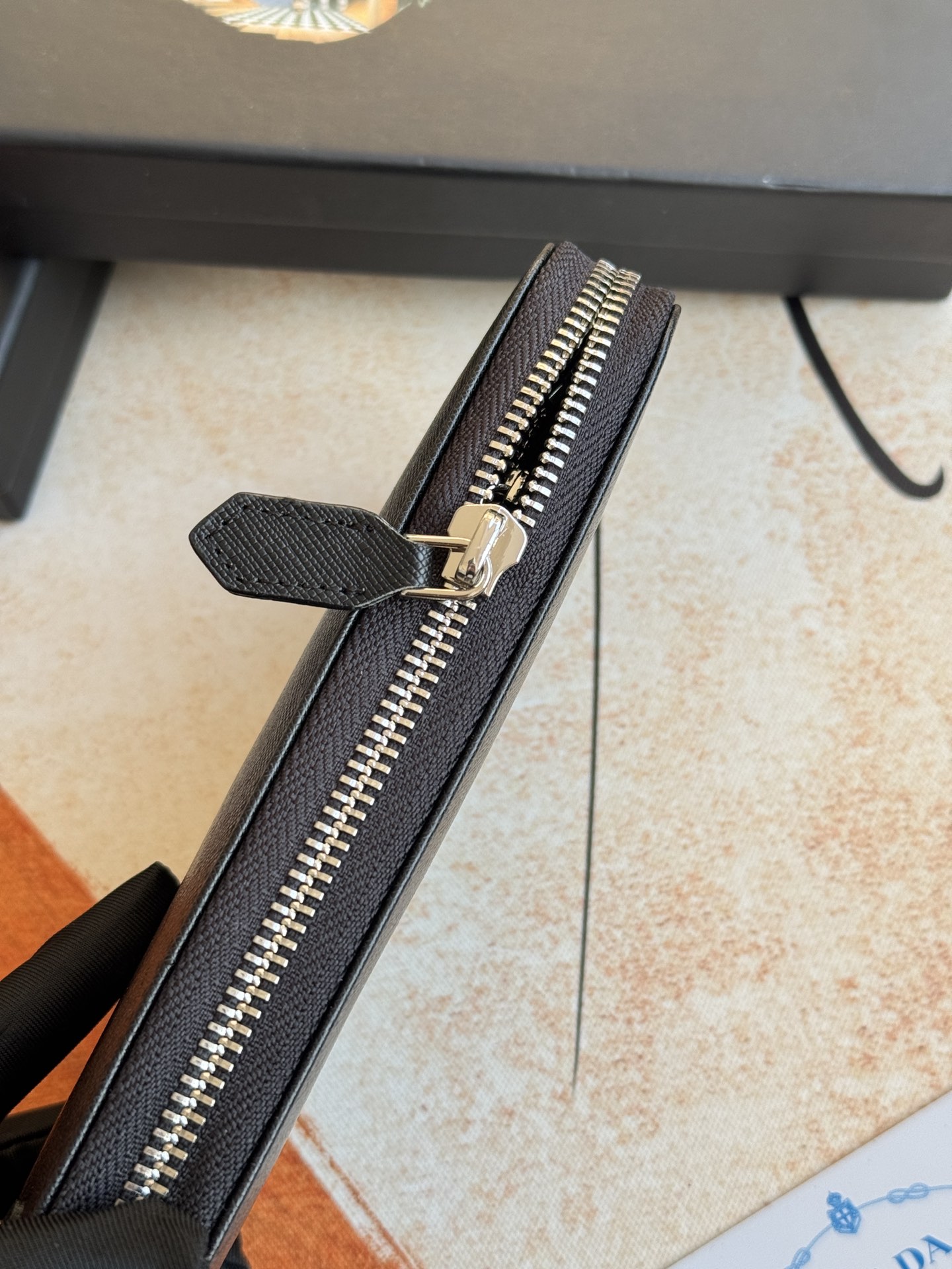 ZPクラシック小型単拉ジッパー財布 - イタリア製牛革、シンプルでスタイリッシュ