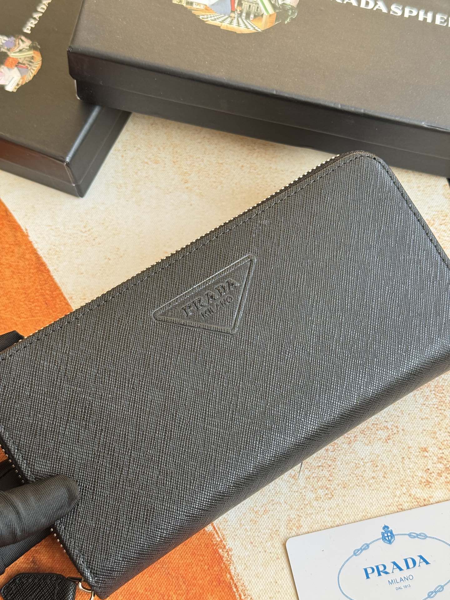 ZPクラシック小型ラウンドジップ財布 - イタリア製牛革使用のスタイリッシュなデザイン