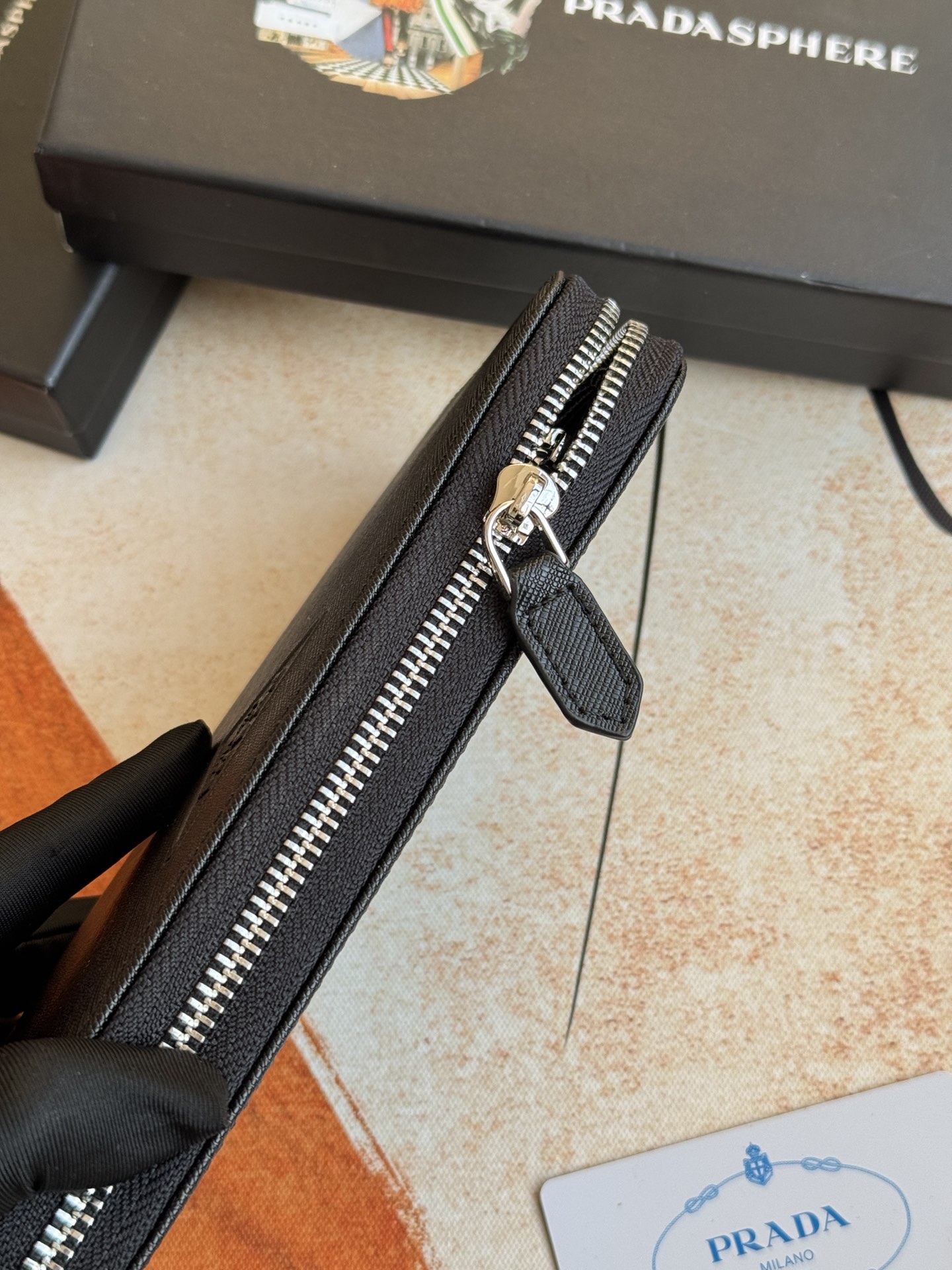 ZPクラシック小型ラウンドジップ財布 - イタリア製牛革使用のスタイリッシュなデザイン