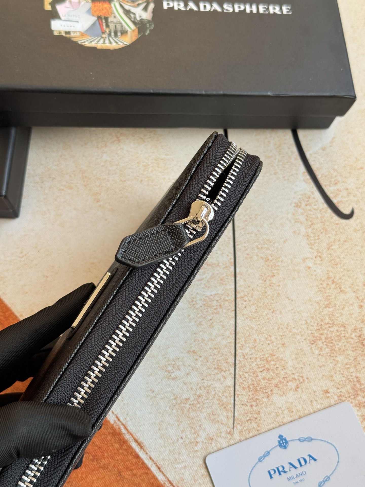 ZPクラシック単拉ファスナー財布 - イタリア製牛革使用の洗練デザイン