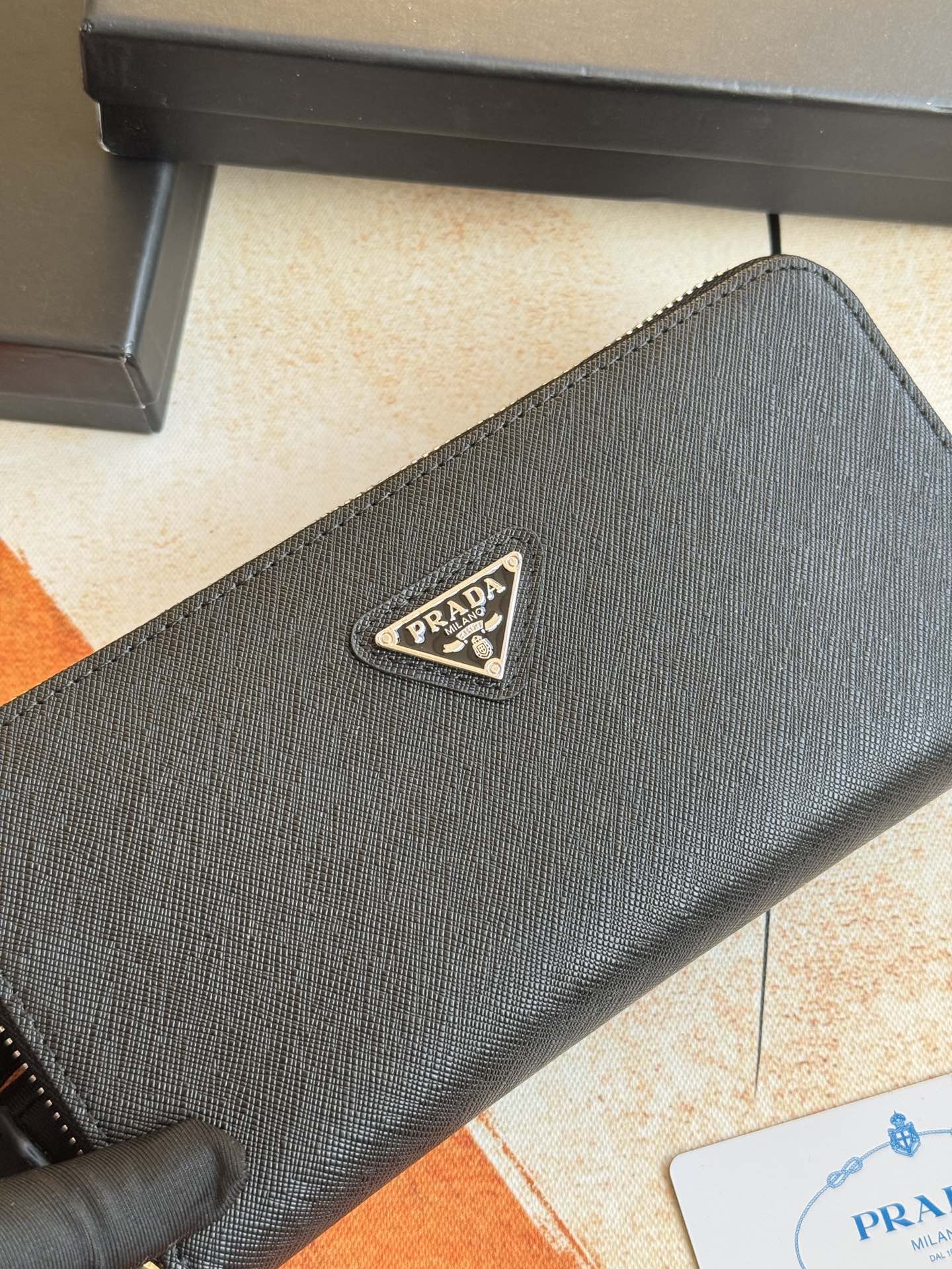 ZPクラシック単拉ファスナー財布 - イタリア製牛革使用の洗練デザイン