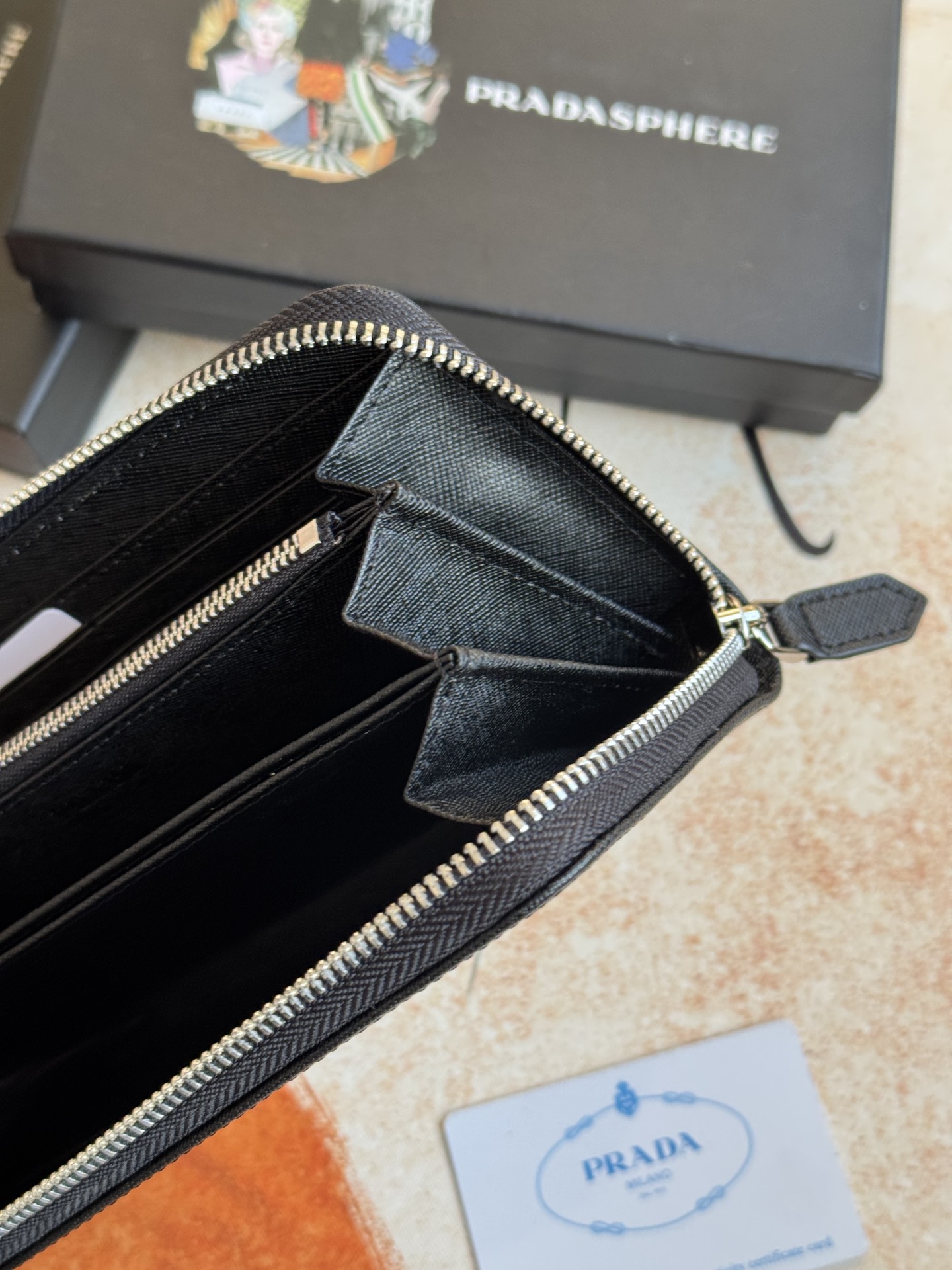 ZPクラシック単拉ファスナー財布 - イタリア製牛革使用の洗練デザイン