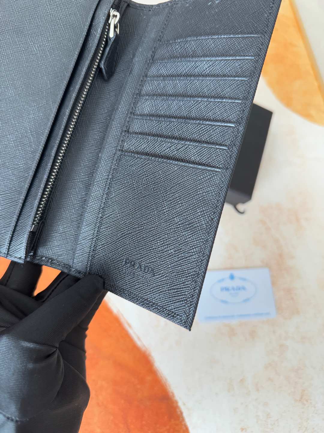 イタリア製ブルー牛皮財布 - シンプルでスタイリッシュなデザイン