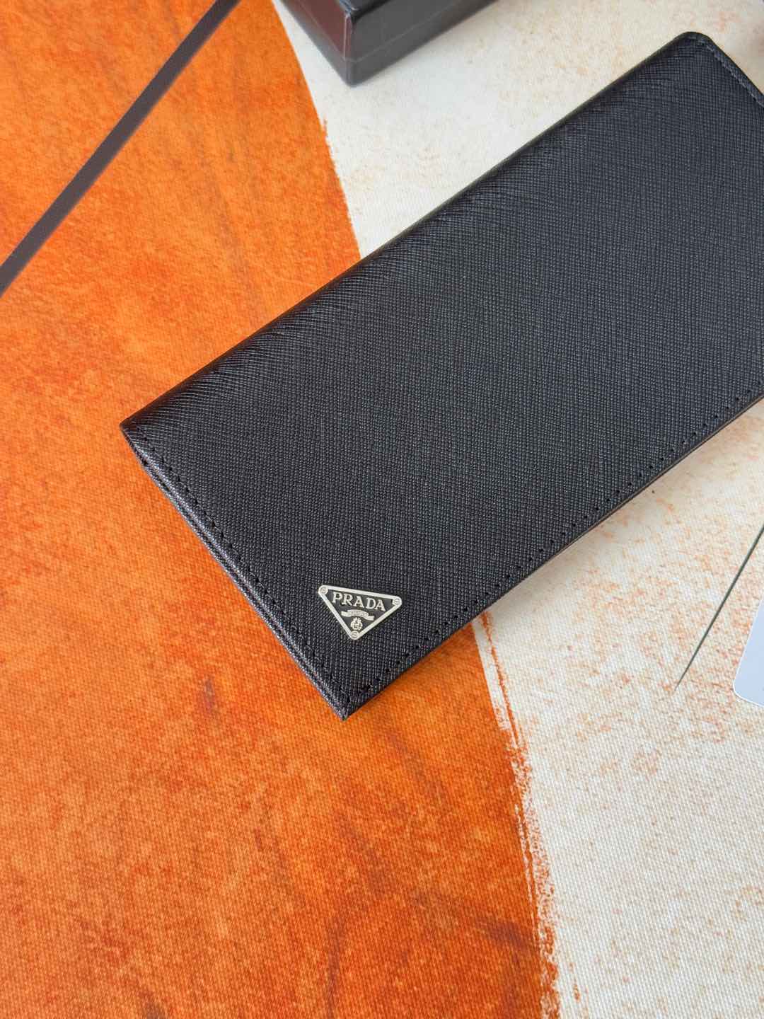 イタリア製ブルー牛皮財布 - シンプルでスタイリッシュなデザイン