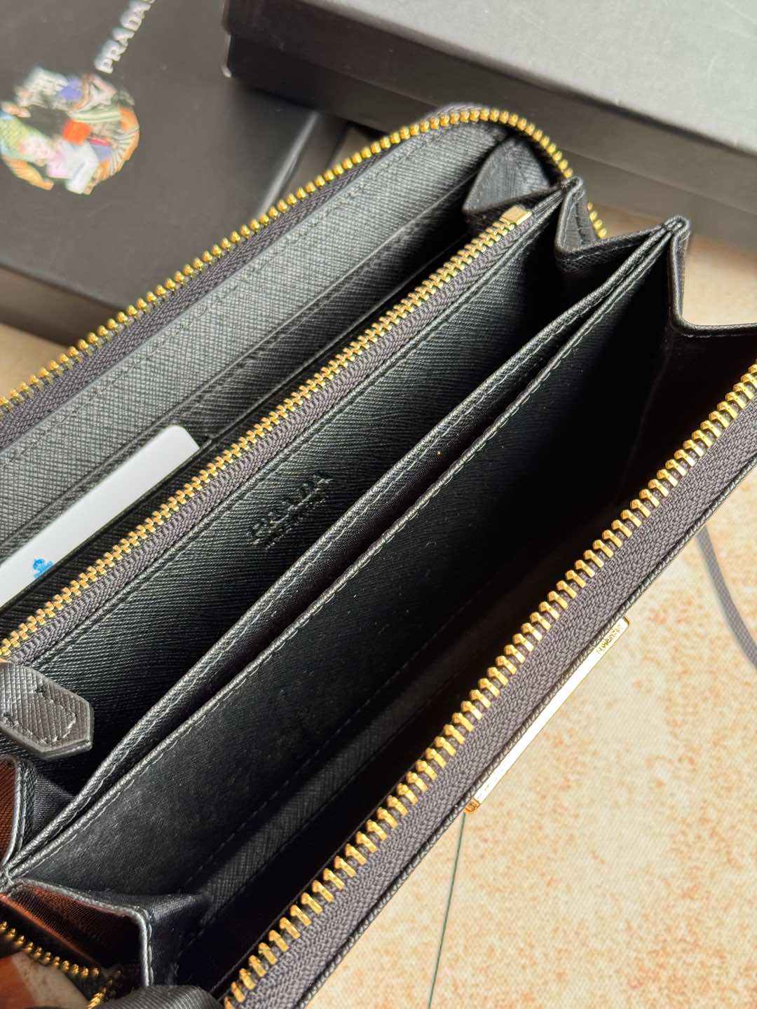 ZPクラシック単拉链財布 - イタリア製の高級牛皮素材