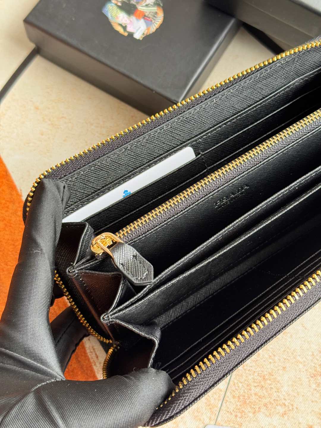 ZPクラシック単拉链財布 - イタリア製の高級牛皮素材