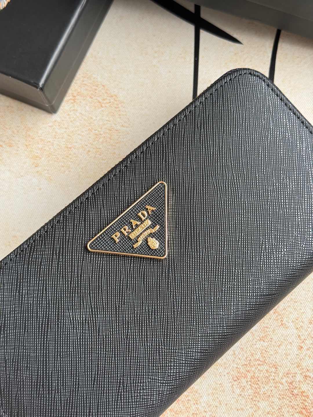 ZPクラシック単拉链財布 - イタリア製の高級牛皮素材