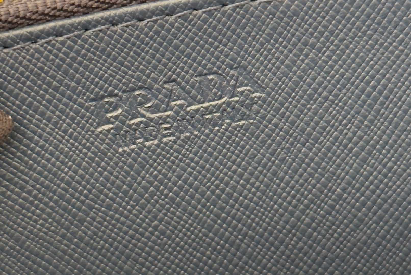 ZPクラシック小型単ラウンドジップ財布 - イタリア製の高級牛革使用