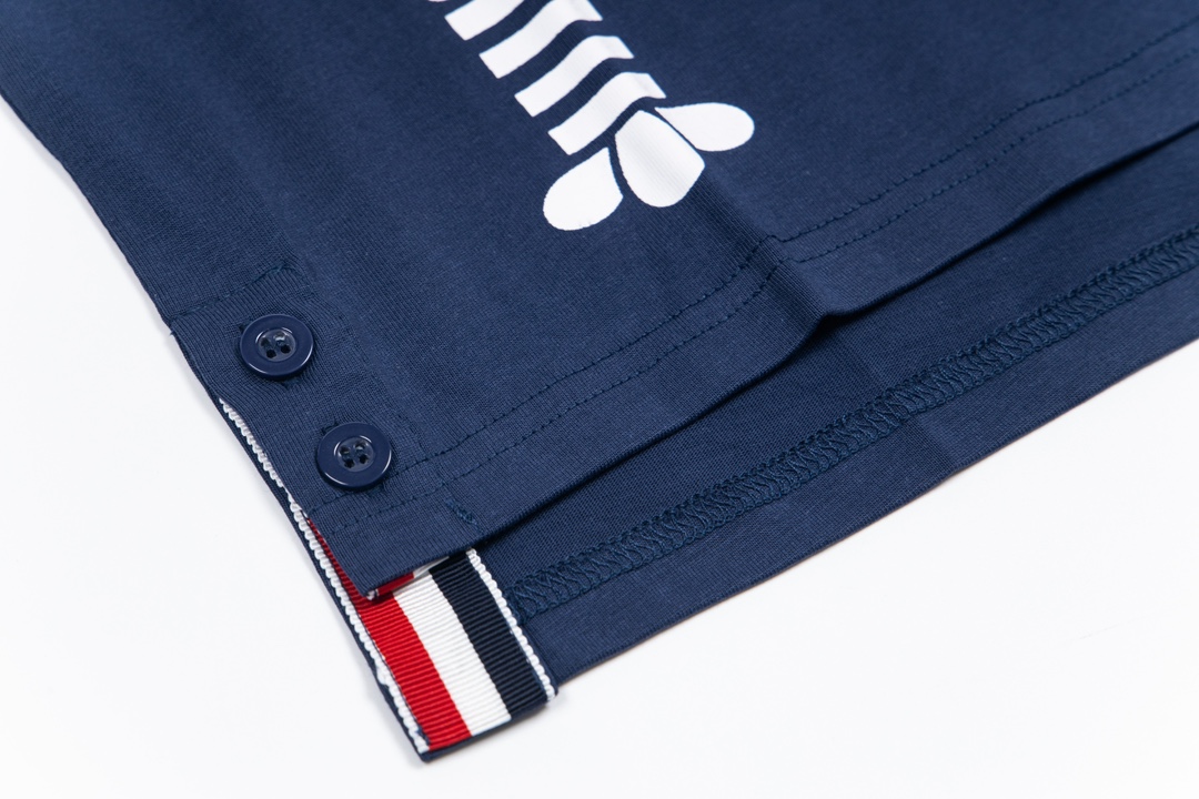 “Thom Browne New Lobster Short Sleeves: Soft and Cozy Summer Collection” - 图片 4