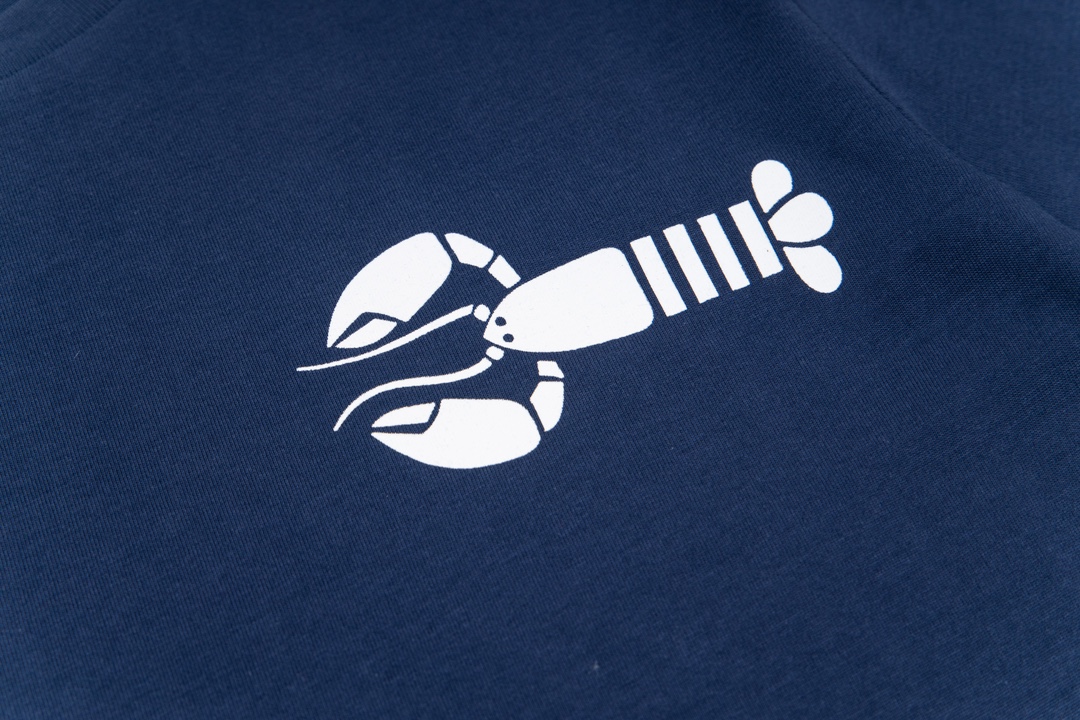 “Thom Browne New Lobster Short Sleeves: Soft and Cozy Summer Collection” - 图片 5