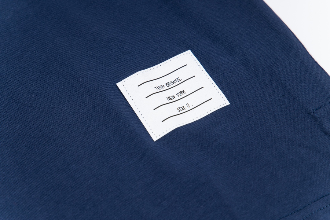 “Thom Browne New Lobster Short Sleeves: Soft and Cozy Summer Collection” - 图片 3