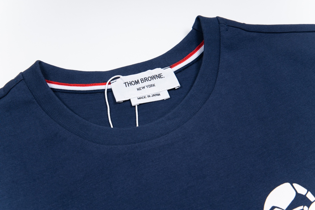 “Thom Browne New Lobster Short Sleeves: Soft and Cozy Summer Collection” - 图片 6