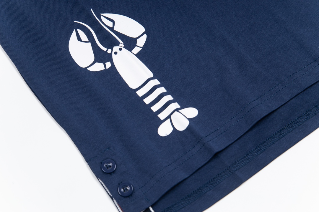 “Thom Browne New Lobster Short Sleeves: Soft and Cozy Summer Collection” - 图片 9