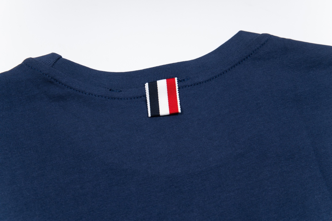 “Thom Browne New Lobster Short Sleeves: Soft and Cozy Summer Collection” - 图片 8