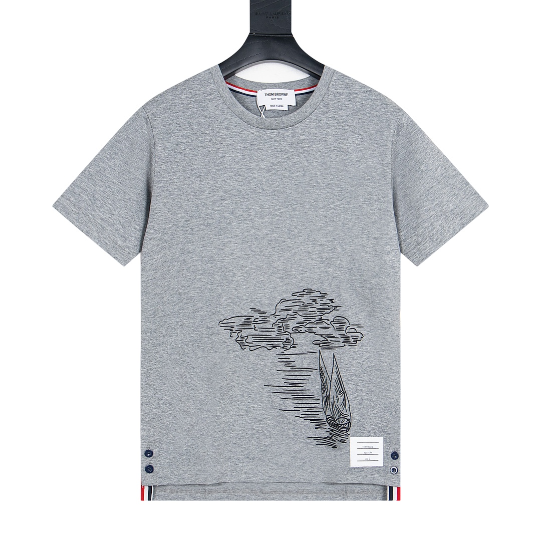 THOM BROWNE TB 24FW Seaboat Stamp Short Sleeves in Pure Cotton Material - 图片 1