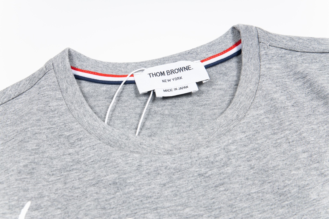 1980s Inspired Thom Browne Skiing Dog Short Sleeves in Custom Fabrics. - 图片 3