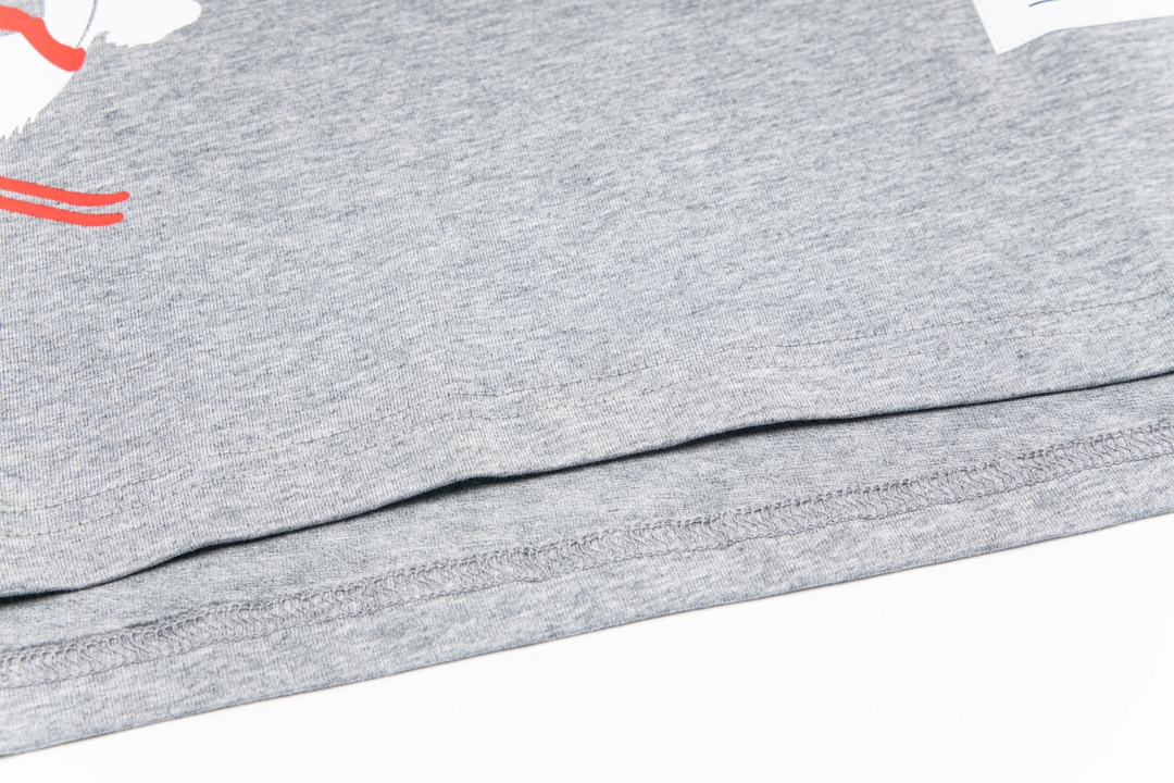 1980s Inspired Thom Browne Skiing Dog Short Sleeves in Custom Fabrics. - 图片 8