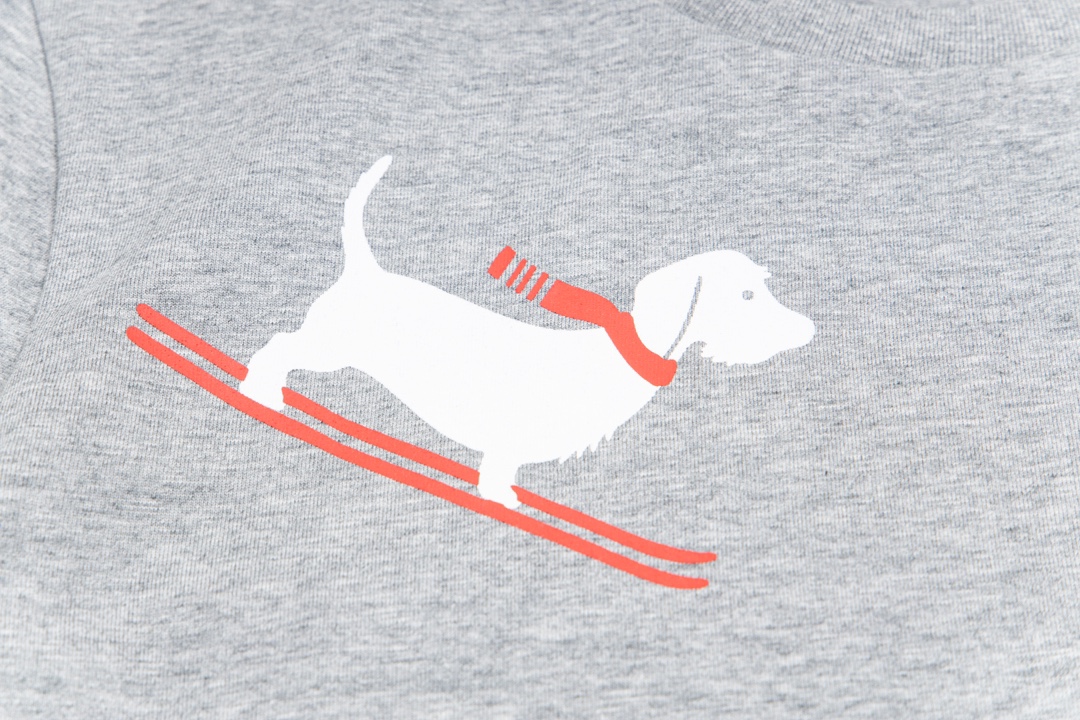 1980s Inspired Thom Browne Skiing Dog Short Sleeves in Custom Fabrics. - 图片 9