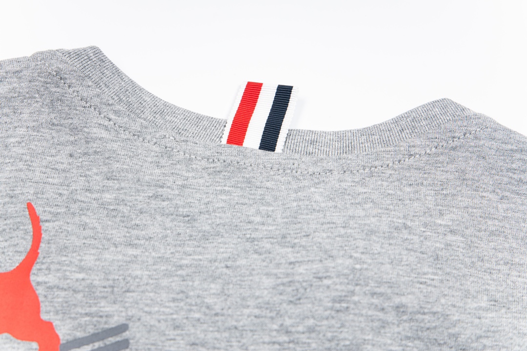 1980s Inspired Thom Browne Skiing Dog Short Sleeves in Custom Fabrics. - 图片 5