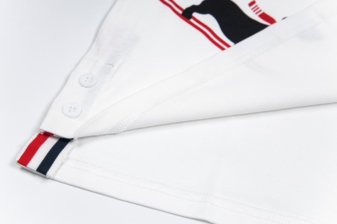 1980s Inspired Unisex Skiing Dog Short Sleeves by Thom Browne – SWY Y732 Collection - 图片 8