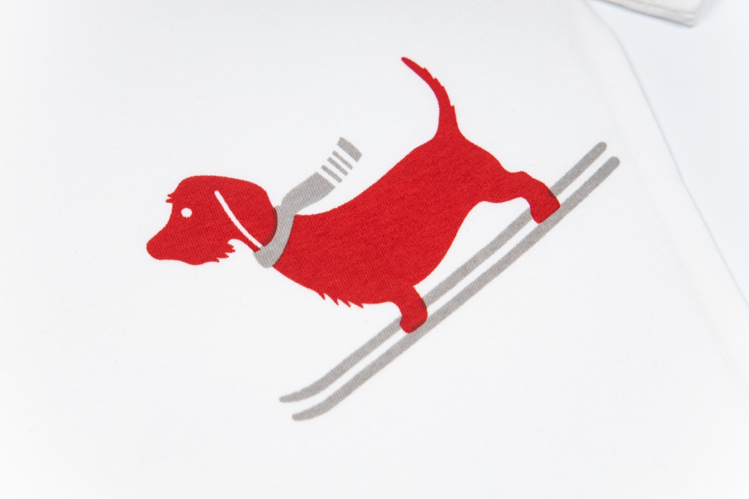 1980s Inspired Unisex Skiing Dog Short Sleeves by Thom Browne – SWY Y732 Collection - 图片 3