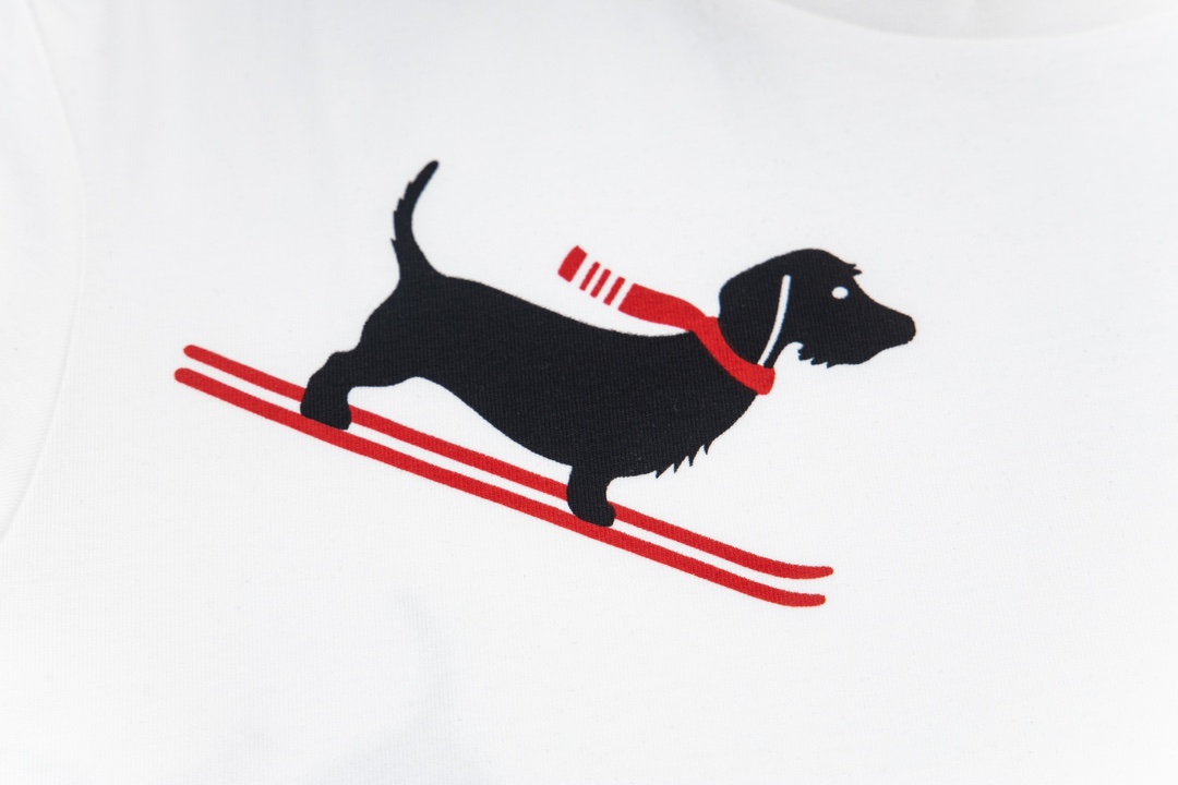 1980s Inspired Unisex Skiing Dog Short Sleeves by Thom Browne – SWY Y732 Collection - 图片 6