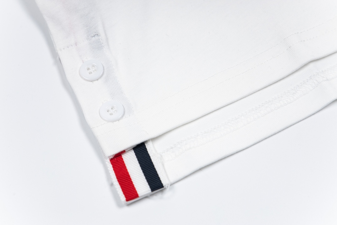 1980s Inspired Unisex Skiing Dog Short Sleeves by Thom Browne – SWY Y732 Collection - 图片 5