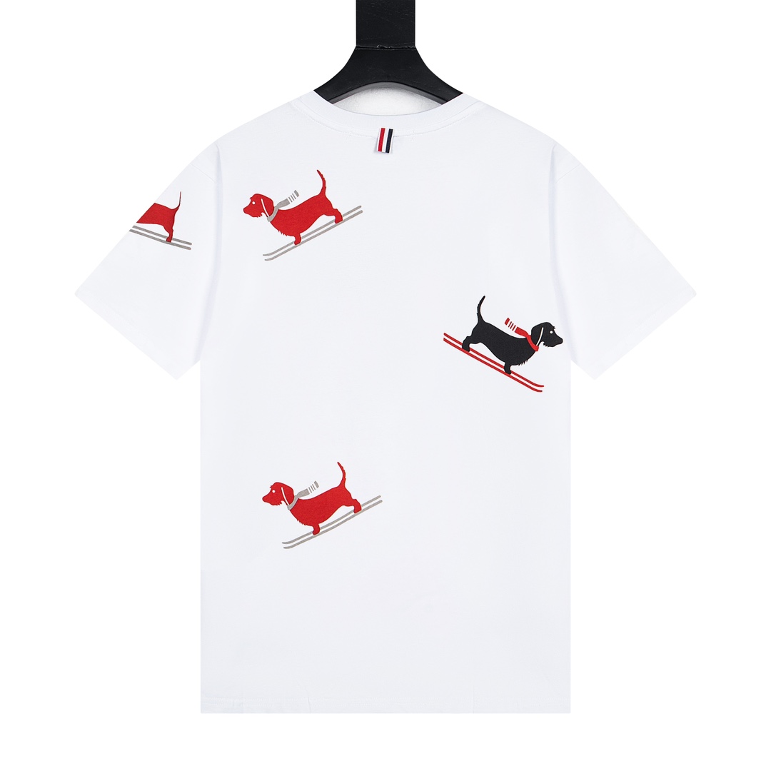 1980s Inspired Unisex Skiing Dog Short Sleeves by Thom Browne – SWY Y732 Collection - 图片 2
