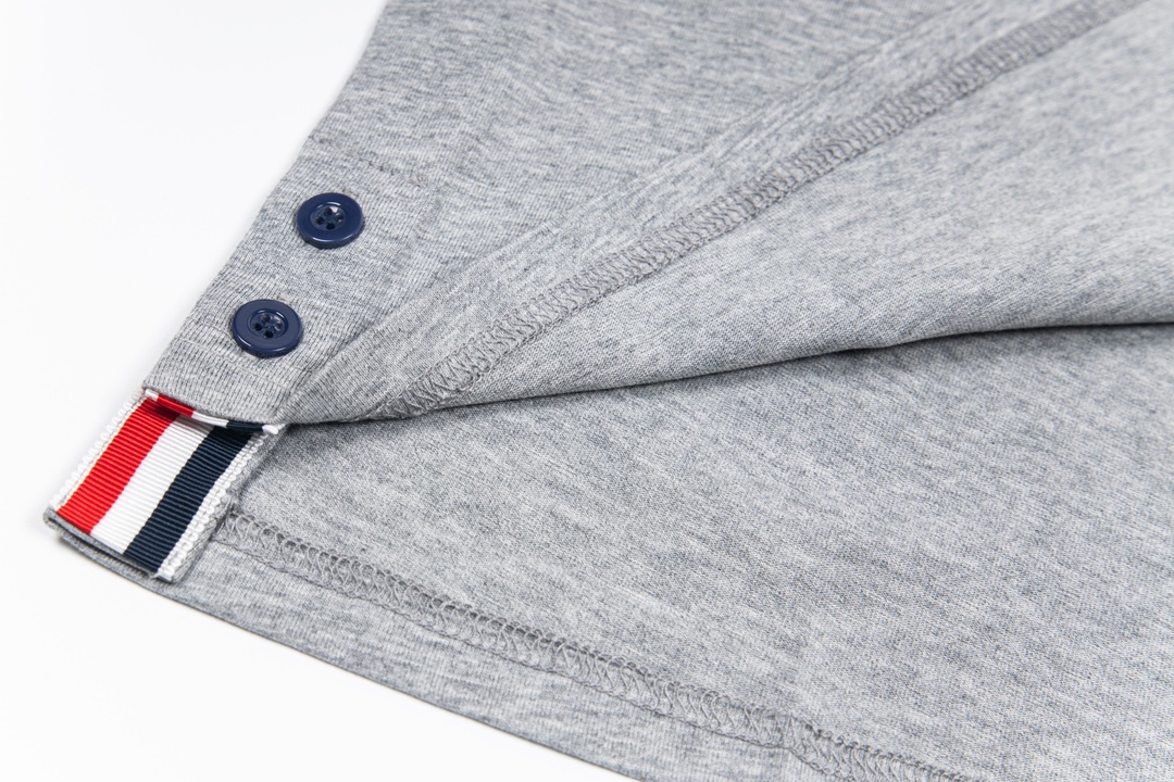 “THOM BROWNE 24SS TB Dog Embroidered Short Sleeves – 1980s Inspired Custom Fabrics” - 图片 6