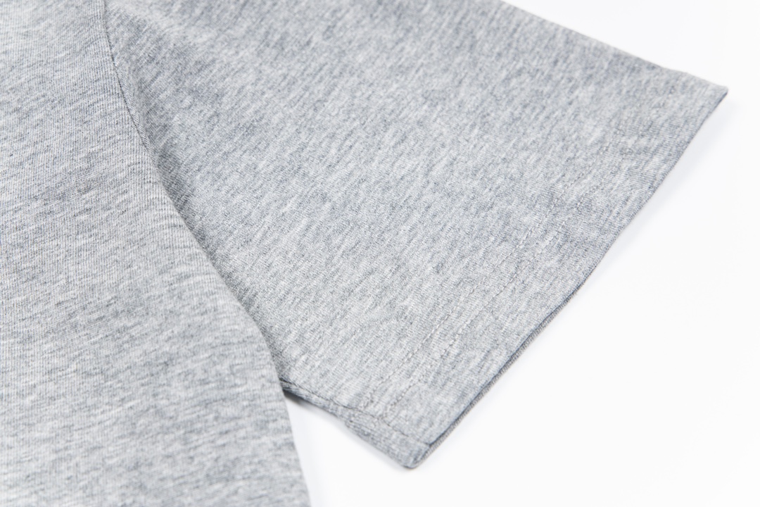“THOM BROWNE 24SS TB Dog Embroidered Short Sleeves – 1980s Inspired Custom Fabrics” - 图片 5
