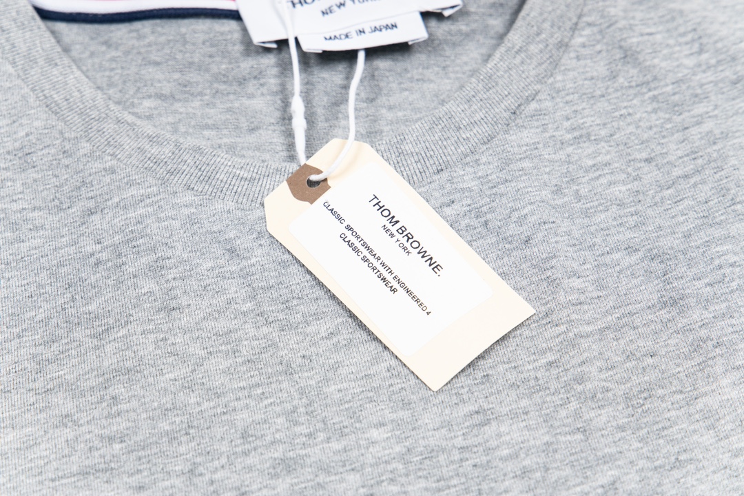 “THOM BROWNE 24SS TB Dog Embroidered Short Sleeves – 1980s Inspired Custom Fabrics” - 图片 4